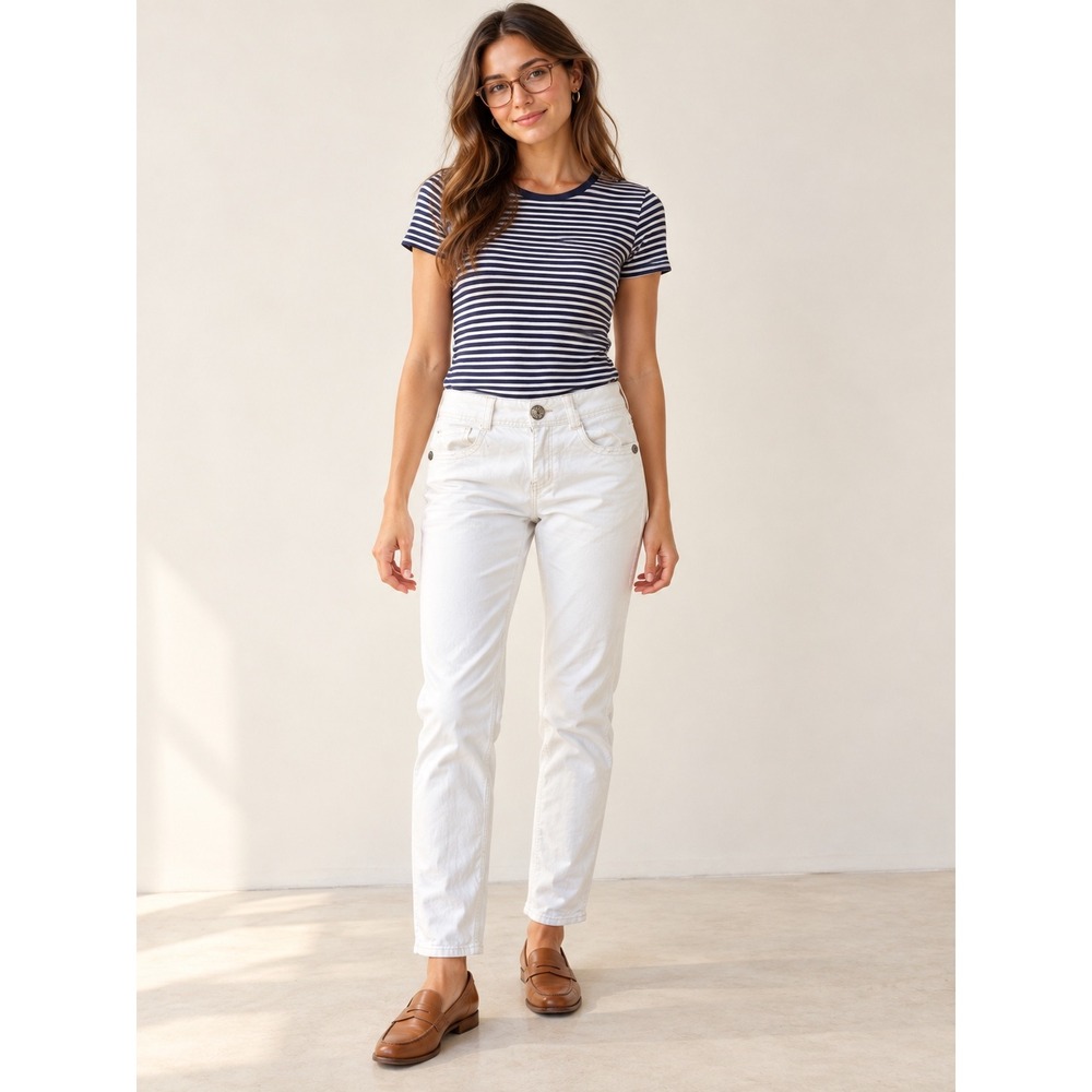 Democracy White Slim Straight Leg Jeans Embroidered Back Pockets Size 4